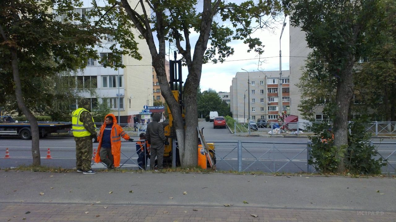 Новости - За окном - На месте вчерашней трагедии, где погиб ребёнок,  устанавливают ограждение - Истра.РФ